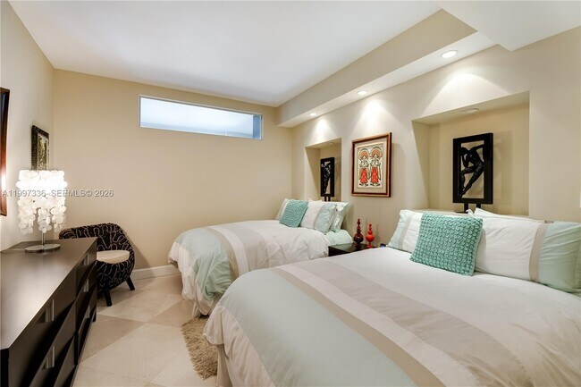 Building Photo - 445 Grand Bay Dr