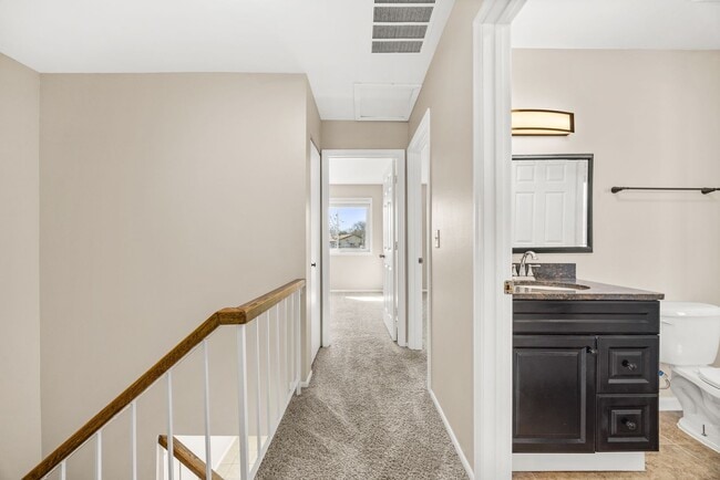 Building Photo - Carol Stream Townhome with Three Bedrooms and One Car Garage