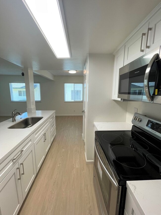 Building Photo - Remodeled 2+1 Townhome in Villa Ventura