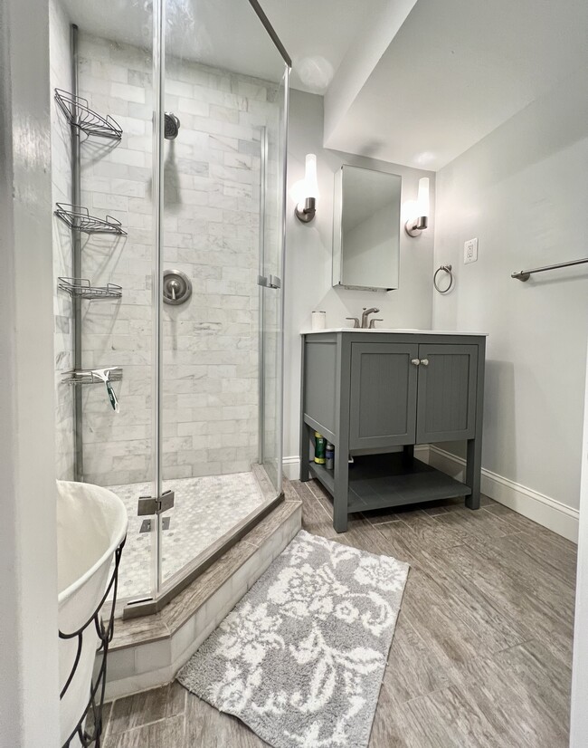 Modern bath - 6127 Winter Park Dr