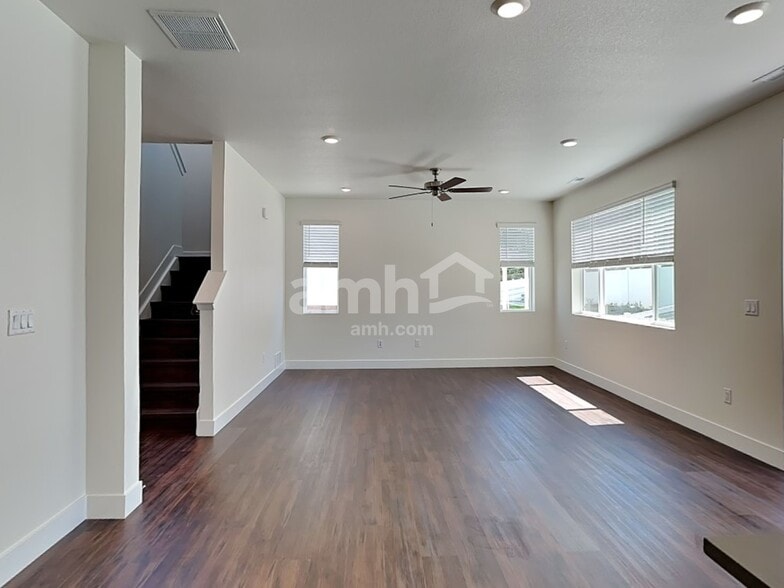 Building Photo - 823 S Oak St