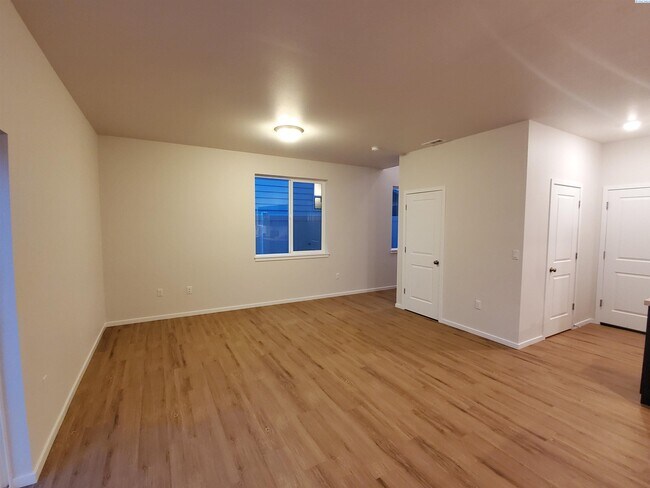 Building Photo - West Pasco Townhouse