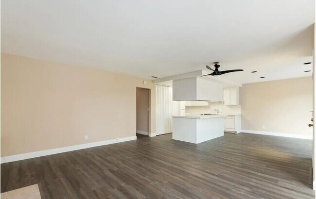Building Photo - Spacious Carlsbad Condo Walking distance t...