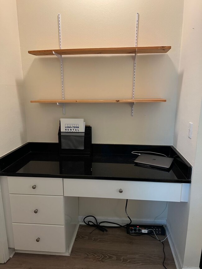Building Photo - Unfurnished First Floor Condo w/ Garage!