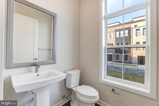 Building Photo - 43920 Ludwell Farm Square