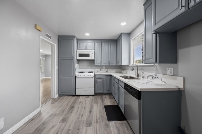 Building Photo - 13921 Daphne Ave