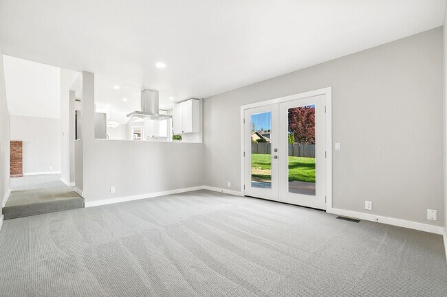 Building Photo - Inviting Everett Home Featuring 3 Bedrooms, Fireplace, and Fully Fenced Backyard