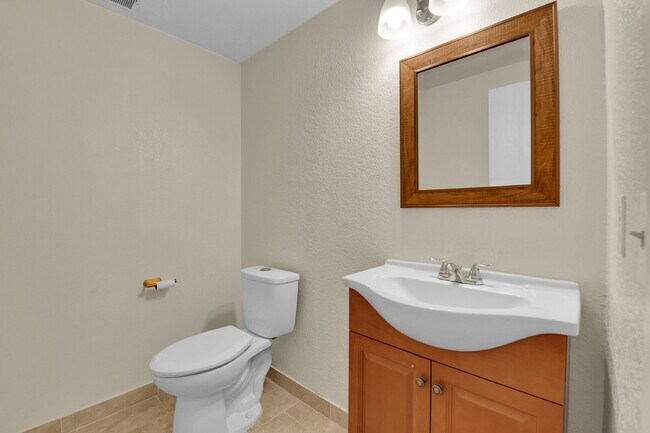 Building Photo - $1,775 - 2 Bed, 2.5 Bath End Unit in Auror...