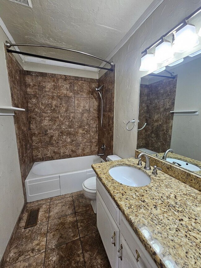 Building Photo - Short-Term Rental - (4) Bed, (3) Bath with (2) Living Areas Avail NOW!