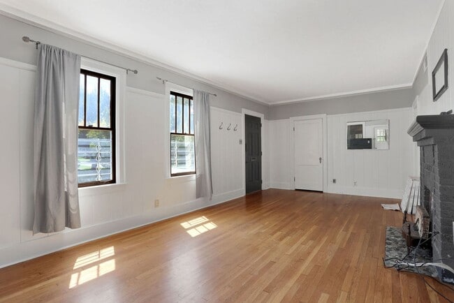Building Photo - Charming bungalow downtown