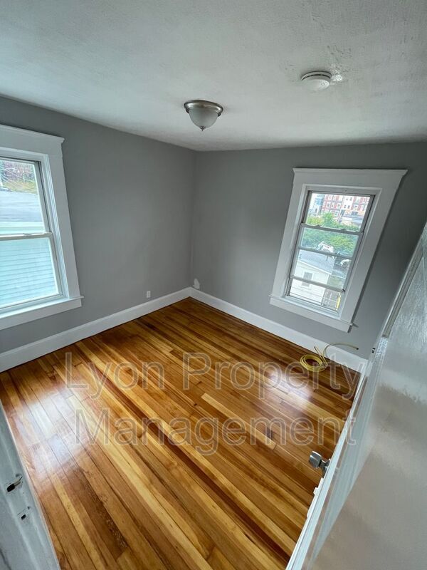 Building Photo - 42 Parker St