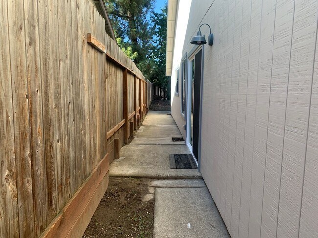 Building Photo - 5417 E Knoll Dr