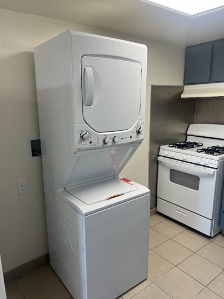 Building Photo - 240 Holly St