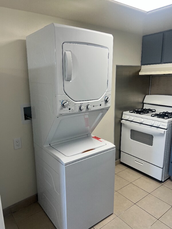 Building Photo - 240 Holly St