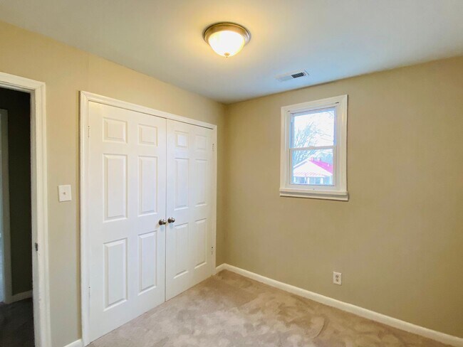 Building Photo - Very Spacious 5bdrm/2bth Bungalow Located in South Richmond w/Privacy Fenced Back Yard!!