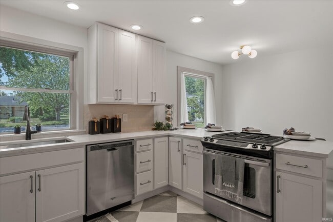 Building Photo - 2121 E Madison St