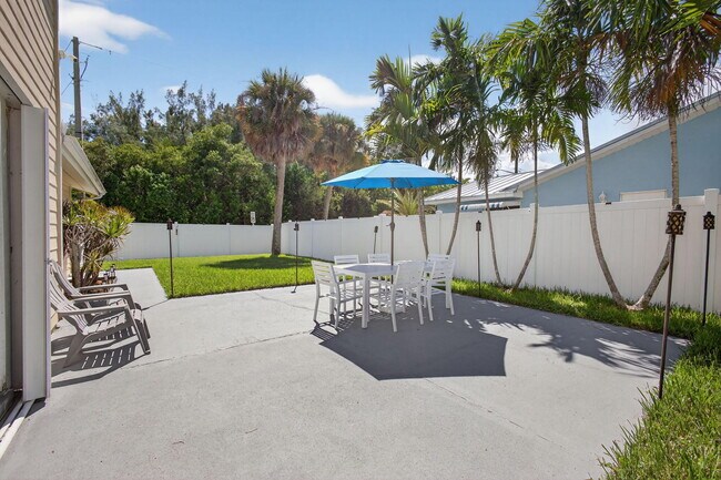 Building Photo - 2025 S Ocean Dr