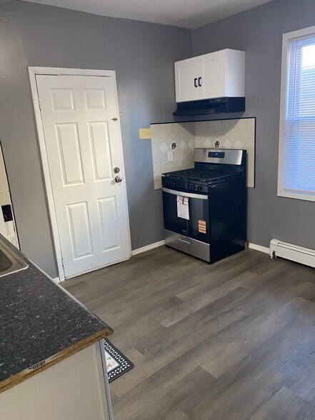 Building Photo - 421 Halsted St