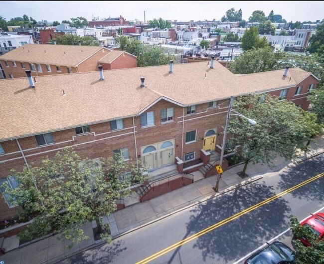 Building Photo - Gorgeous 2-Bedroom Townhome Near the Art Museum! One-Car Garage Included!