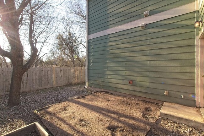 Building Photo - 1102 E 3rd St