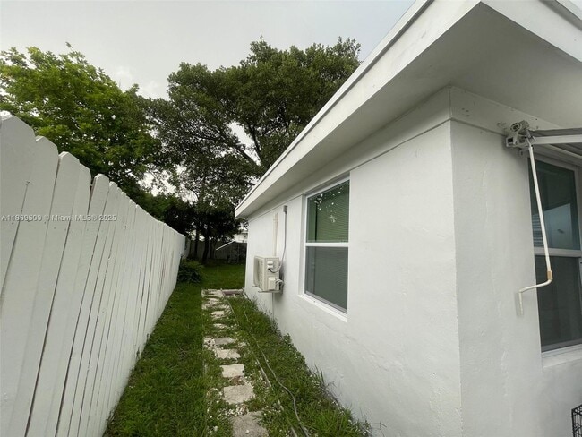 Building Photo - 2111 Adams St