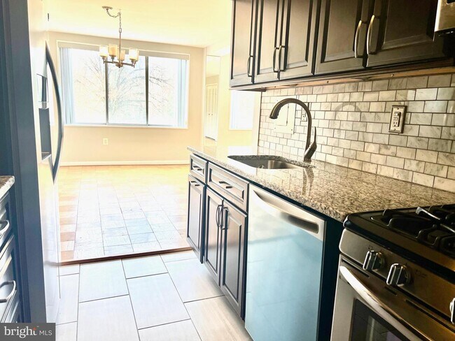 Building Photo - 10201 Grosvenor Pl