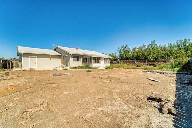 Building Photo - Bright & Comfortable 3BD Home with Great Features