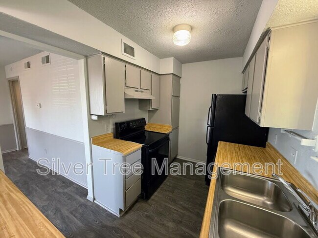 Building Photo - 4820 Wellesley Ave