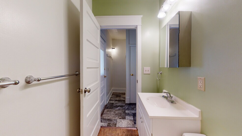 Bath - 2505 Poplar St