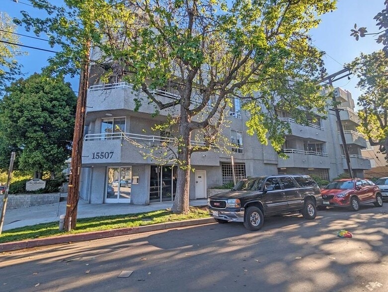 Building Photo - 15507 Moorpark St