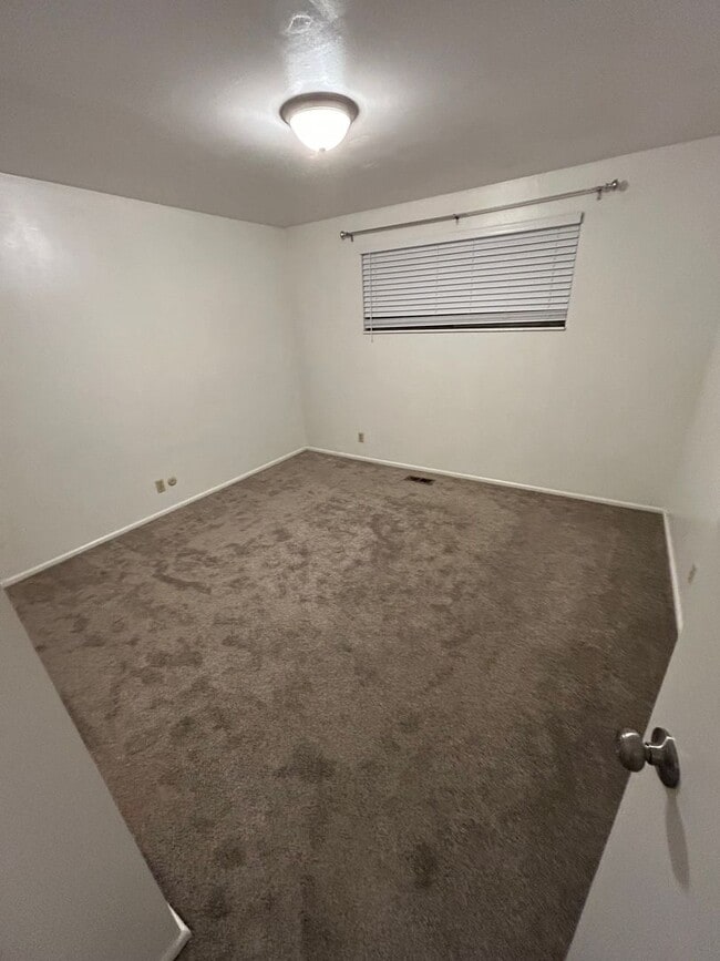 Building Photo - SINGLE FAMILY HOUSING -  2 bed/1 bath in Orem February Rent FREE