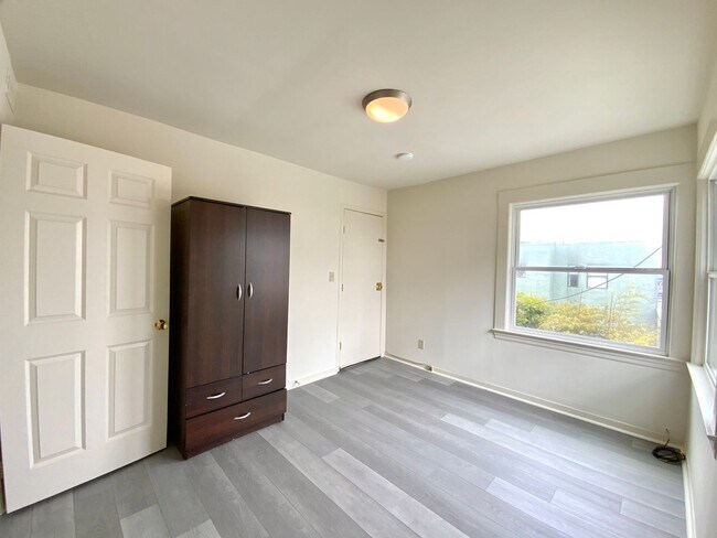 Building Photo - SPACIOUS Unit w/ Bonus Room/Office, Hardwo...