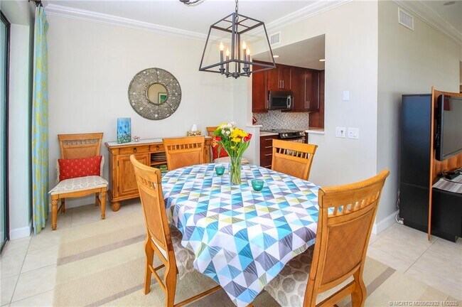 Building Photo - 150 SE Four Winds Dr