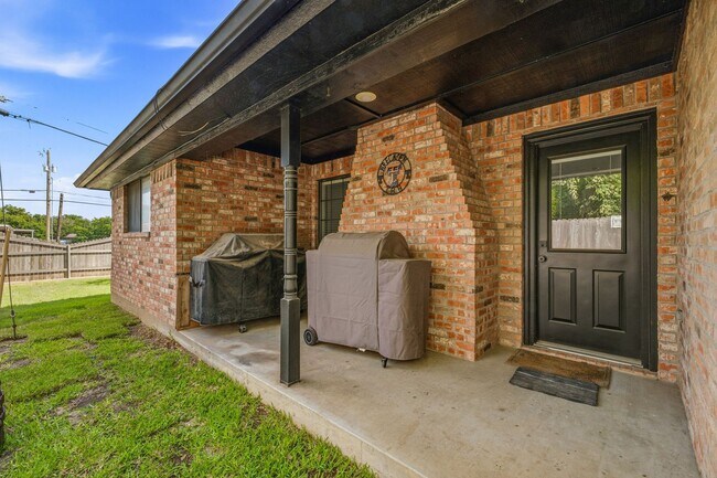 Building Photo - Beautiful large 3 bedroom home