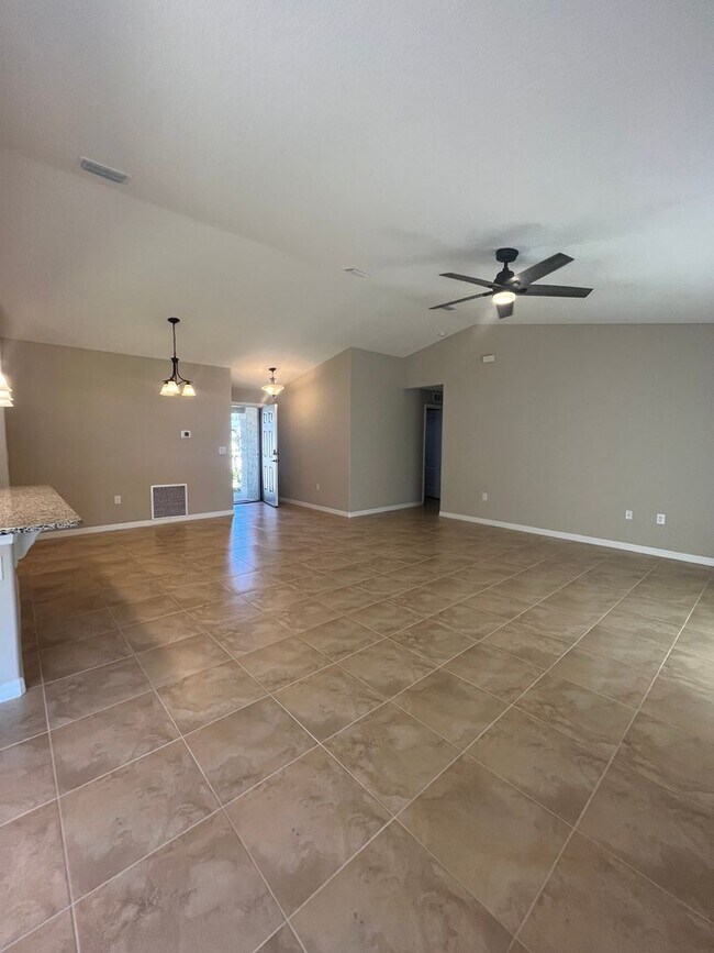 Building Photo - Newer Home with Fenced in Yard!!