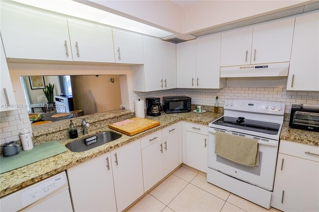 Building Photo - 13100 SW 11th Ct