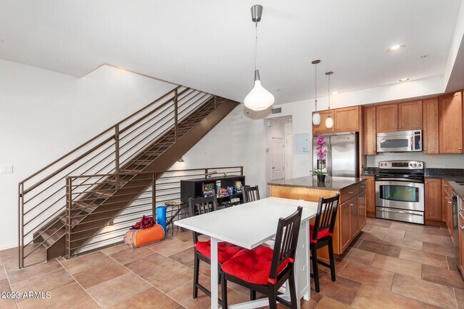 Building Photo - 525 W Lakeside Dr