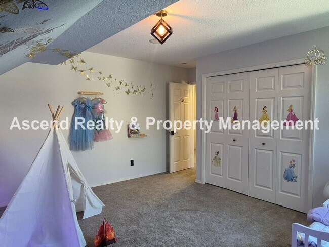 Building Photo - Outstanding 4bed+Office Bethany Area 2 Level Home Updated Throughout Available 6/22 or Sooner