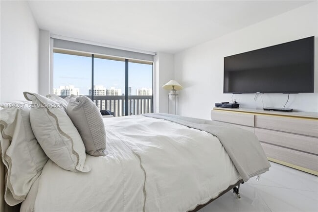 Building Photo - 1000 W Island Blvd