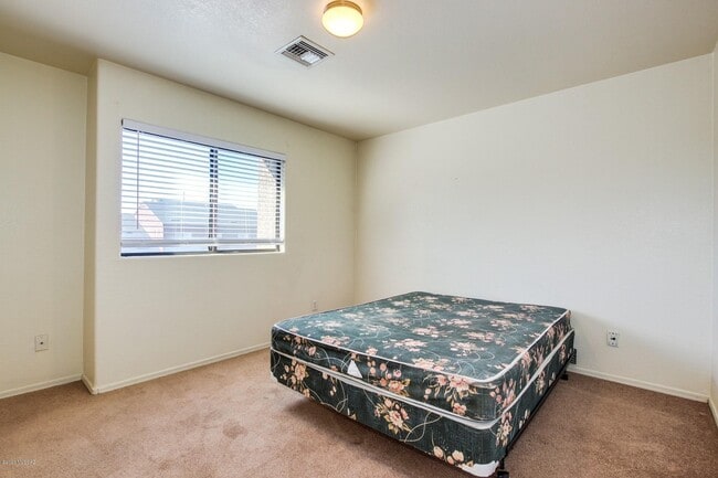 Building Photo - 1251 E Weimer Cir