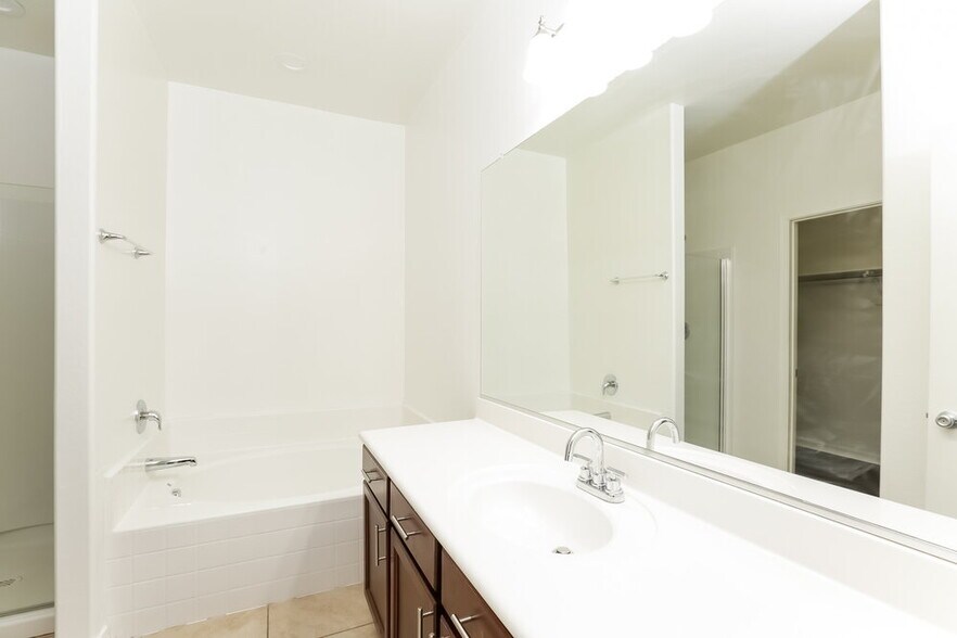 Building Photo - 24656 W Mobile Ln