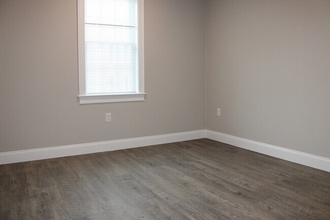 Building Photo - 192 Central St