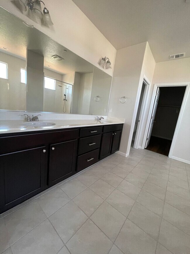 Building Photo - 427 Avignon Way
