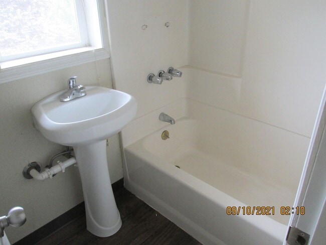 Building Photo - 8525