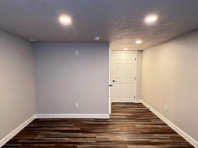 Building Photo - 3Bd/2Ba Two Story House - Available Now!