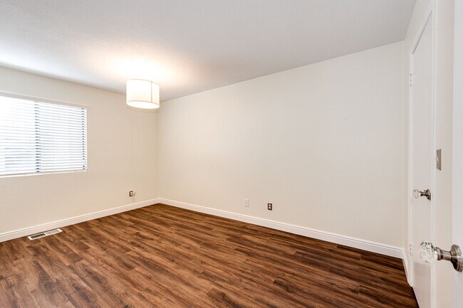 Building Photo - 17004 E Tennessee Dr