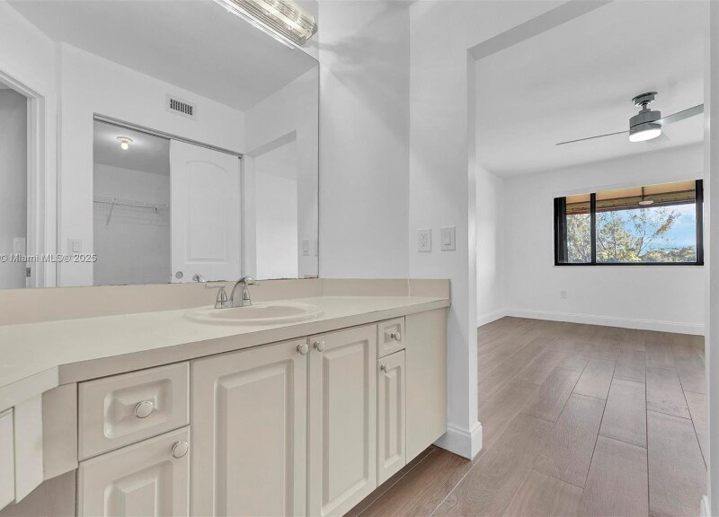 Building Photo - 15509 N Miami Lakeway