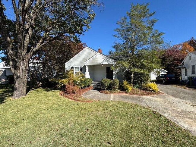 Building Photo - Medical District Location, Fenced Yard, an...