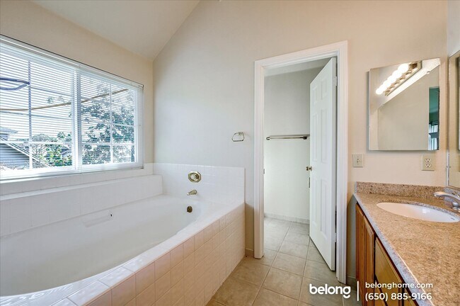 Building Photo - 511 Saint Thomas Ln