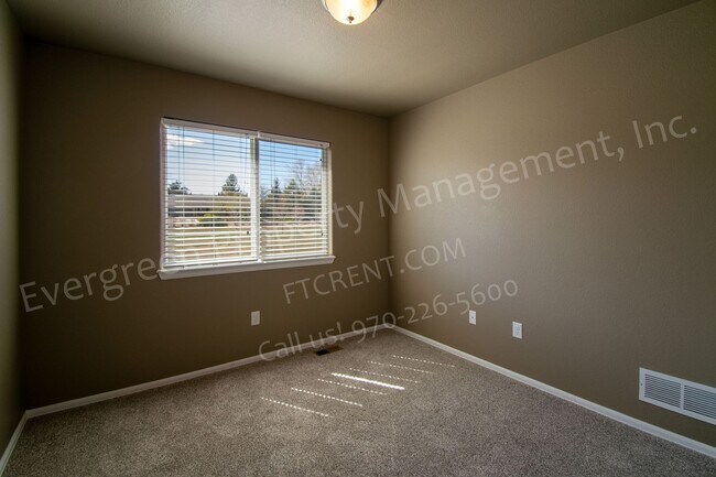 Building Photo - 3 bed, 3 bath Corner Lot in the Maple Hill...